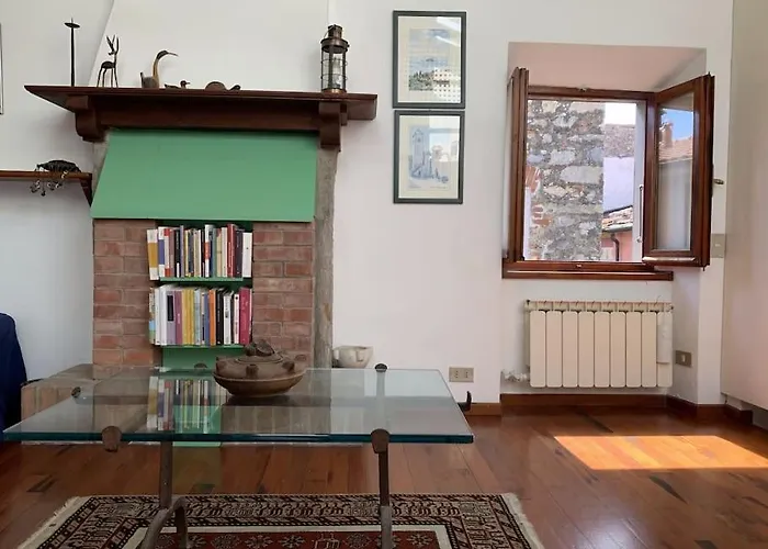 La Casa Di Mezzo - The Middle House *