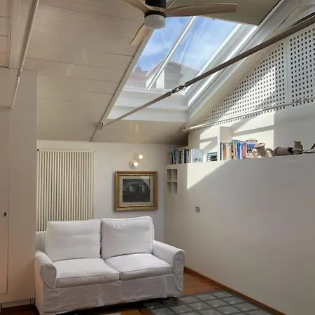 La Casa Di Mezzo - The Middle House