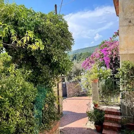 La Casa Di Mezzo - The Middle House Holiday home *