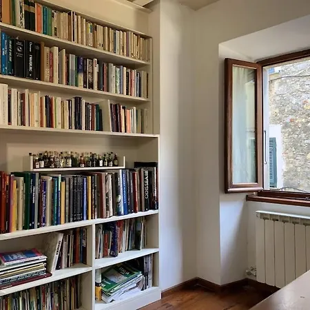 La Casa Di Mezzo - The Middle House Holiday home *