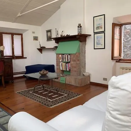 La Casa Di Mezzo - The Middle House Holiday home