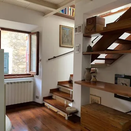 La Casa Di Mezzo - The Middle House Holiday home