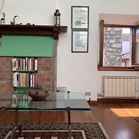 La Casa Di Mezzo - The Middle House *