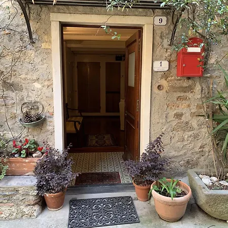 La Casa Di Mezzo - The Middle House