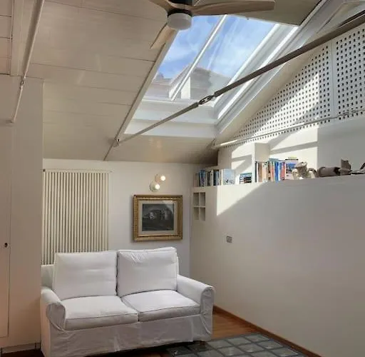 La Casa Di Mezzo - The Middle House